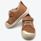 Small Foot Klettschuhe, Größe 24, Modell 'Fufu Foop Brown Model3' in der Farbe Braun, präsentiert auf dem Titelbild.